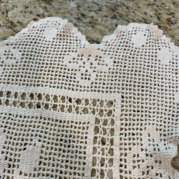 Beautiful Large Crochet Doily Cream Floral Pattern Scalloped Edges - Picture 7 of 12